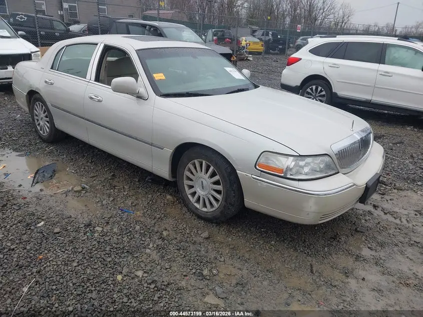 LINCOLN TOWN CAR 2004. Lot# 44573199. VIN 1LNHM83W64Y646894. Photo 1