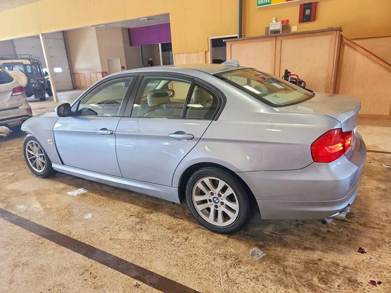 WBAPK5C59AA647261 BMW 3 SERIES 2010 GRAY Photo 2